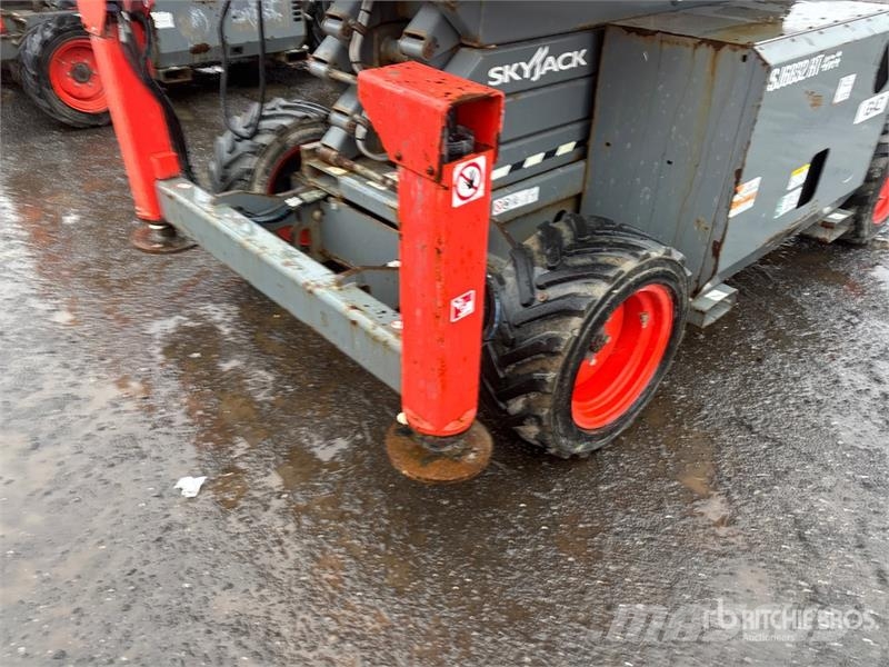 SkyJack SJ6832 RT Šķerveida pacēlāji