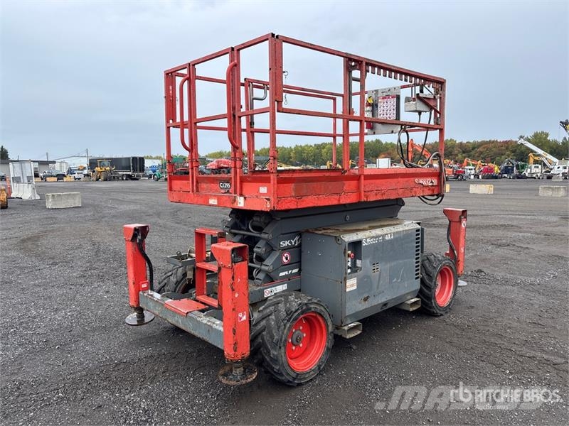 SkyJack SJ6832 RT رافعات مقصية الشكل