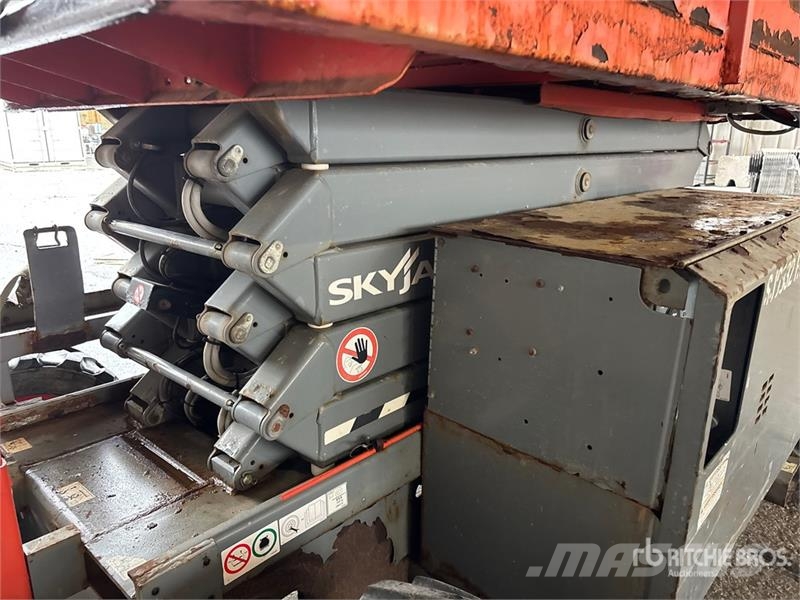 SkyJack SJ6832 RT Šķerveida pacēlāji