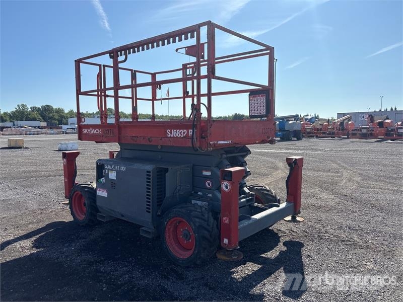 SkyJack SJ6832 RT Scissor lifts