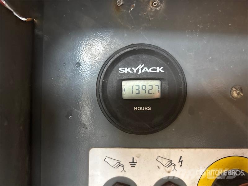 SkyJack SJ6832 RT Šķerveida pacēlāji