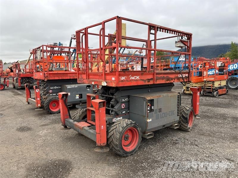 SkyJack SJ6832 RT Šķerveida pacēlāji