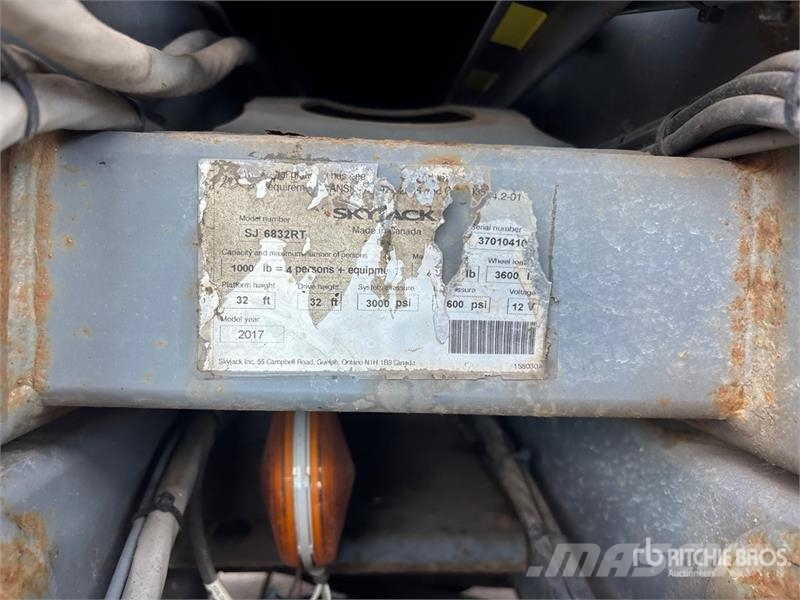 SkyJack SJ6832 RT Šķerveida pacēlāji