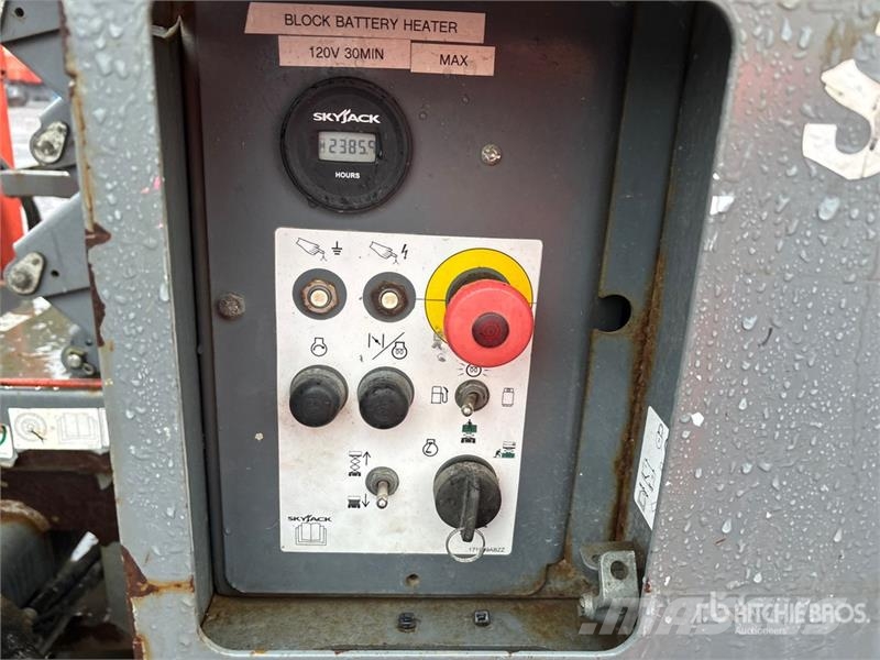 SkyJack SJ6832 RT Šķerveida pacēlāji