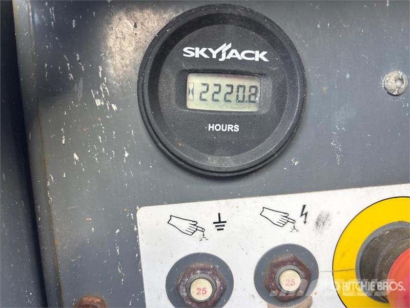 SkyJack SJ6832 RT Ножничные подъемники