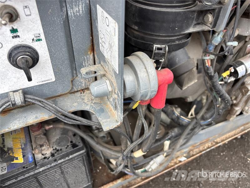 SkyJack SJ6832 RT رافعات مقصية الشكل