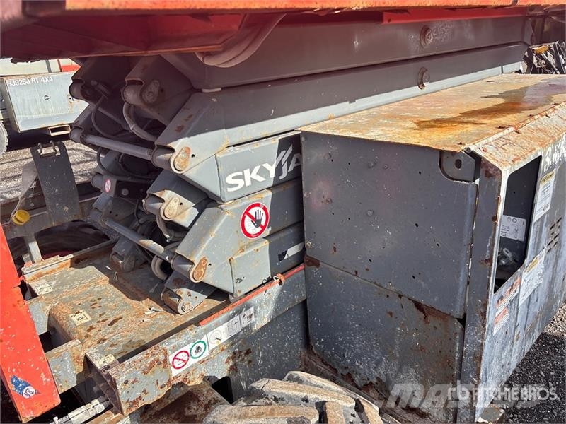 SkyJack SJ6832 RT Ножничные подъемники
