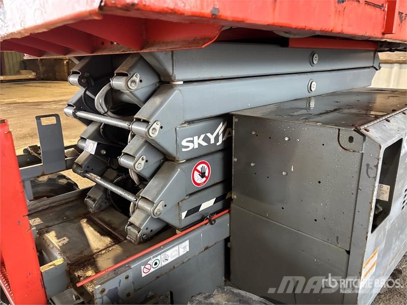 SkyJack SJ6832 RT Šķerveida pacēlāji