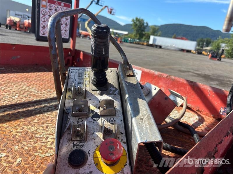 SkyJack SJ6832 RT Scissor lifts