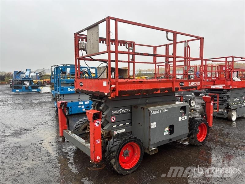 SkyJack SJ6832 RT Šķerveida pacēlāji