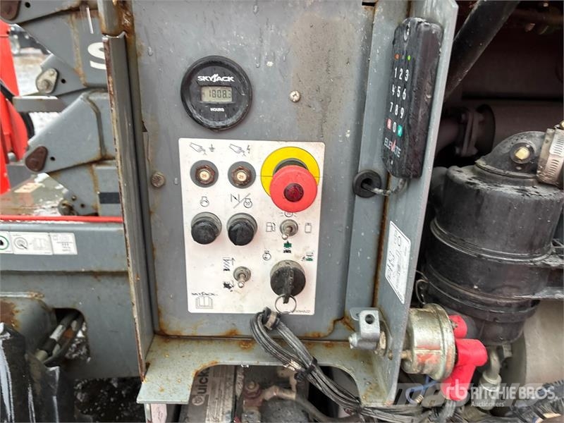 SkyJack SJ6832 RT Šķerveida pacēlāji