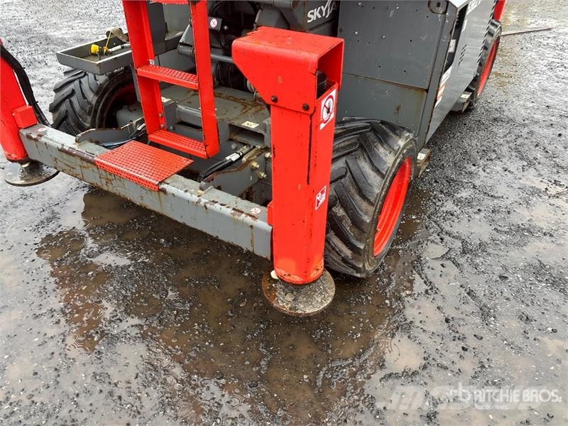 SkyJack SJ6832 RT Šķerveida pacēlāji