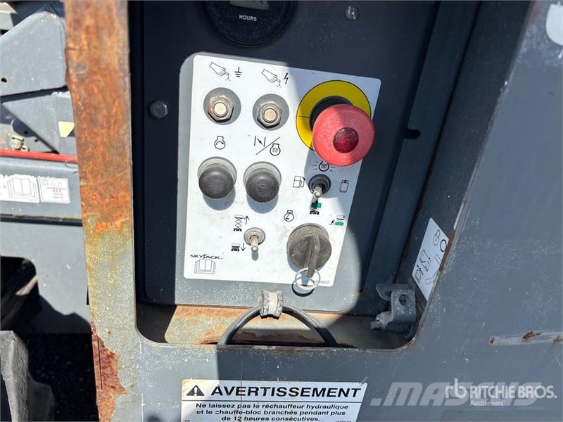 SkyJack SJ6832 RT Saxliftar