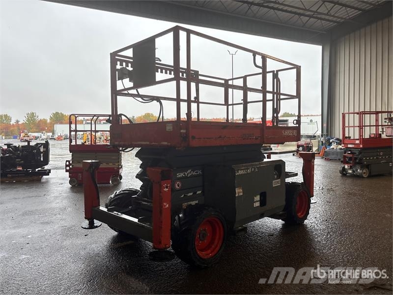 SkyJack SJ6832 RT Šķerveida pacēlāji