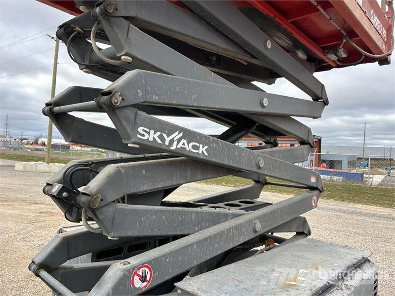 SkyJack SJ6832 RT Šķerveida pacēlāji