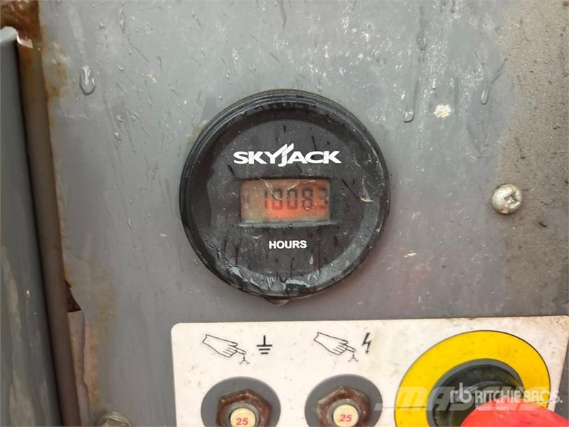 SkyJack SJ6832 RT Šķerveida pacēlāji