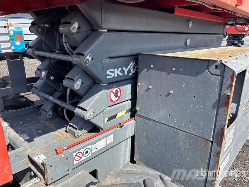 SkyJack SJ6832 RT Saxliftar