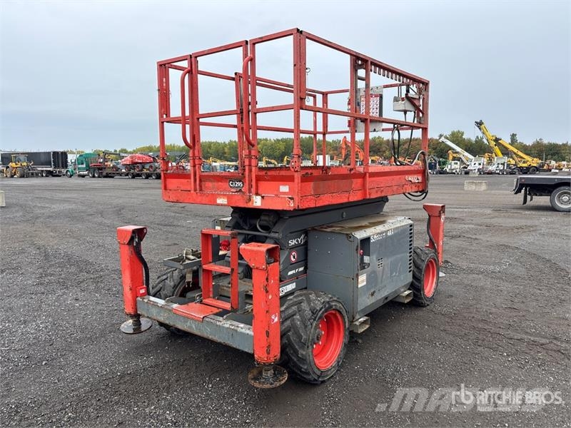 SkyJack SJ6832 RT رافعات مقصية الشكل