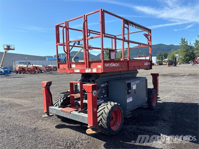 SkyJack SJ6832 RT Scissor lifts