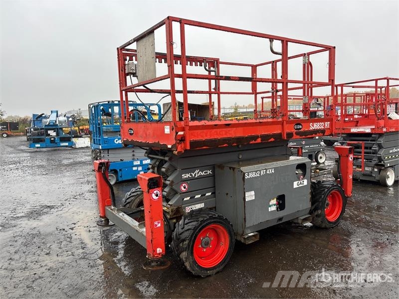 SkyJack SJ6832 RT Šķerveida pacēlāji