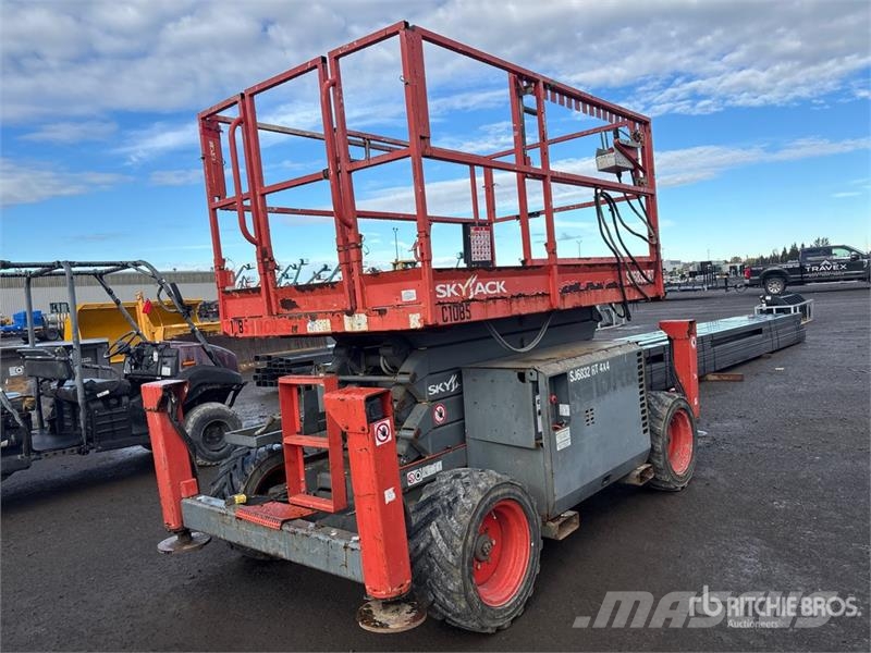 SkyJack SJ6832 RT Šķerveida pacēlāji
