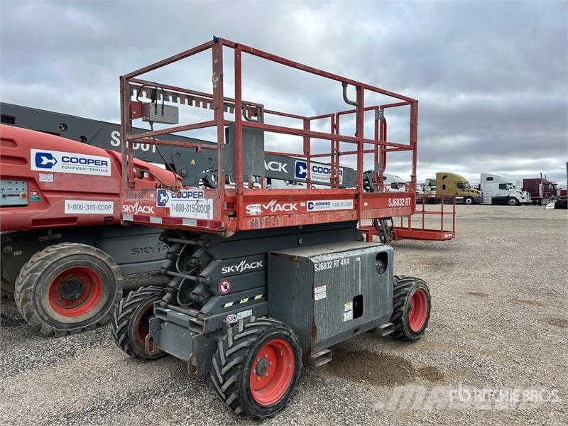 SkyJack SJ6832 RT Šķerveida pacēlāji