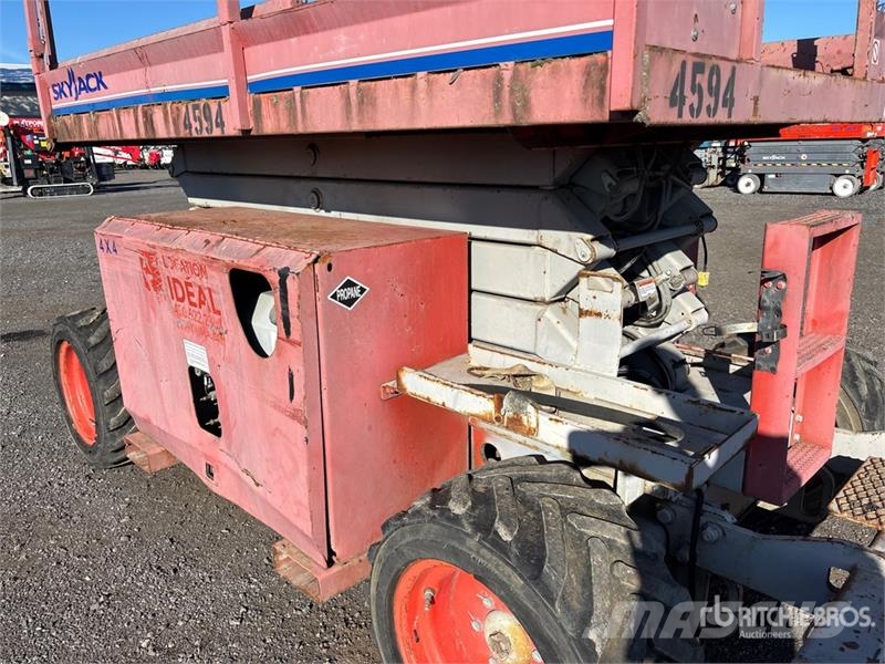 SkyJack SJ6832 RT Scissor lifts