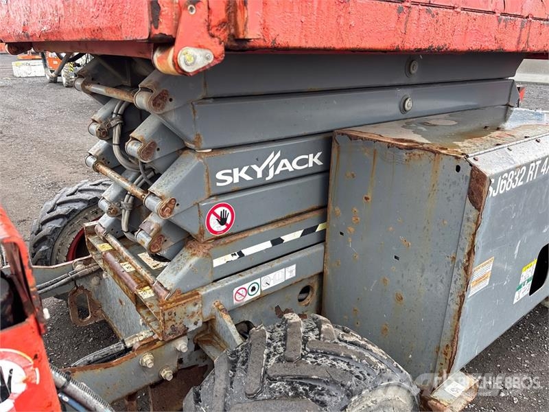SkyJack SJ6832 RT رافعات مقصية الشكل