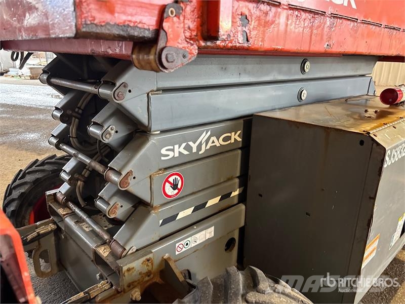 SkyJack SJ6832 RT Šķerveida pacēlāji
