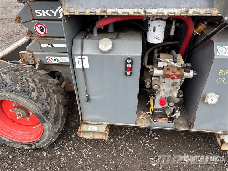 SkyJack SJ6832 RT رافعات مقصية الشكل