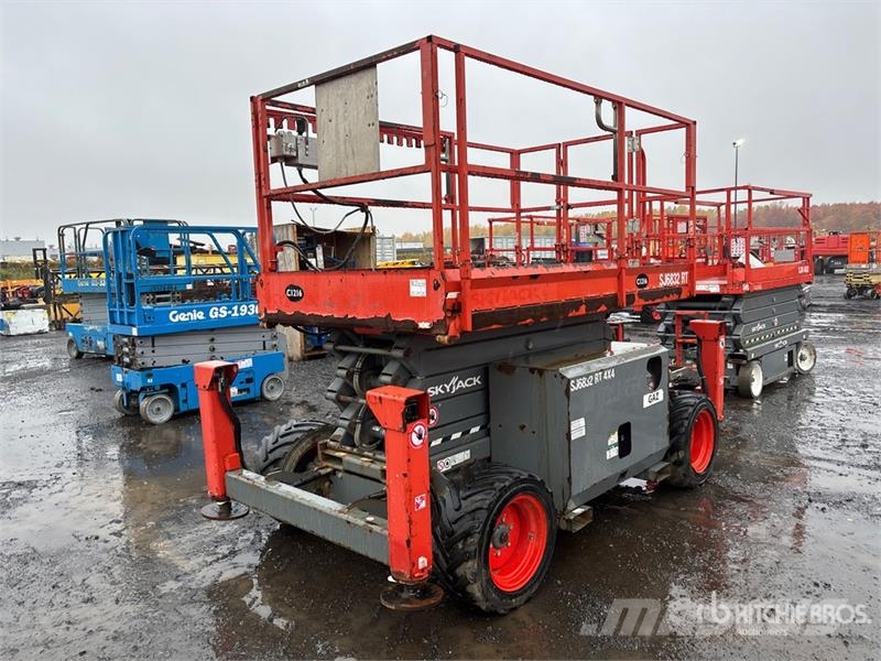 SkyJack SJ6832 RT Šķerveida pacēlāji