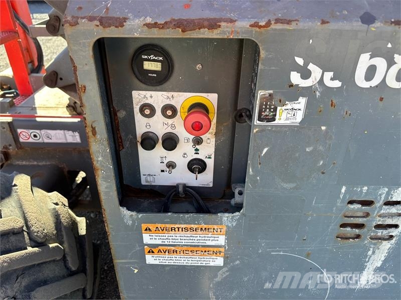 SkyJack SJ6832 RT رافعات مقصية الشكل