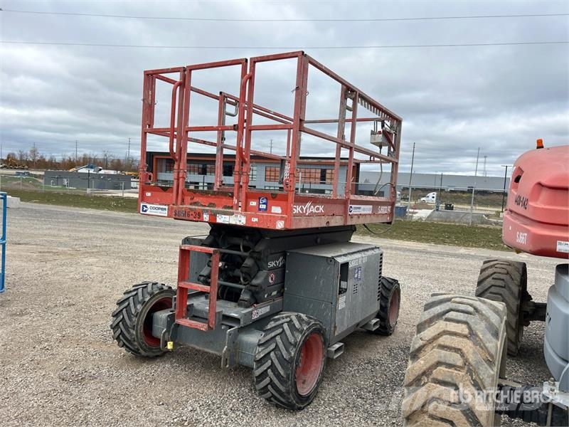 SkyJack SJ6832 RT Šķerveida pacēlāji