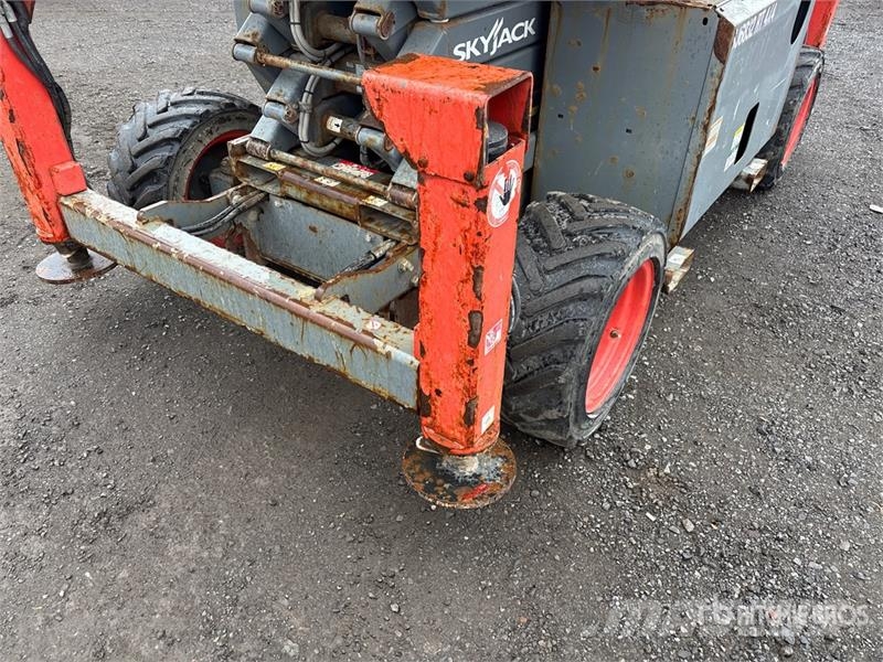 SkyJack SJ6832 RT رافعات مقصية الشكل