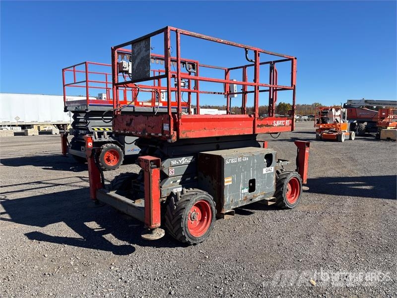 SkyJack SJ6832 RT رافعات مقصية الشكل