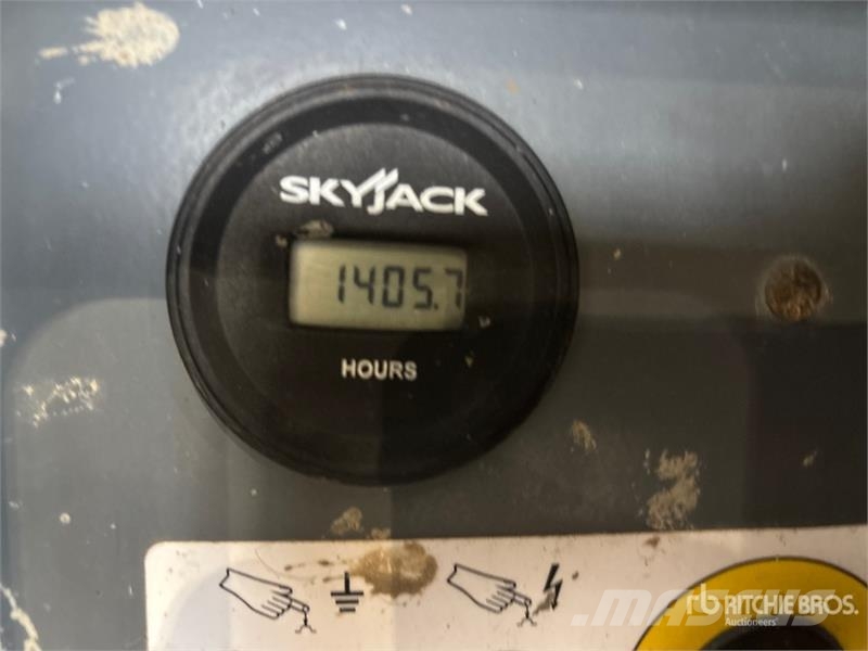 SkyJack SJ6832 RT Šķerveida pacēlāji