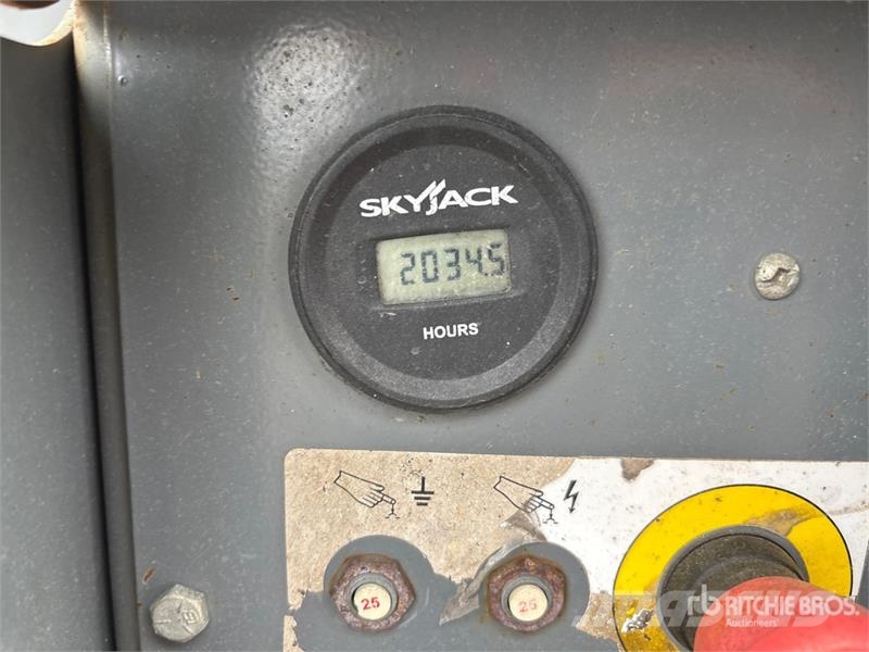 SkyJack SJ6832 RT Šķerveida pacēlāji