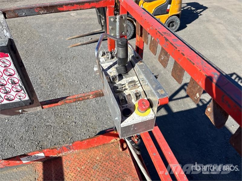 SkyJack SJ6832 RT رافعات مقصية الشكل