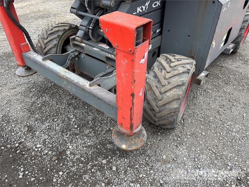 SkyJack SJ6832 RT Šķerveida pacēlāji