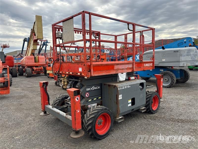 SkyJack SJ6832 RT Šķerveida pacēlāji
