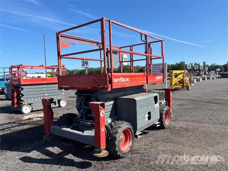 SkyJack SJ6832 RT Scissor lifts