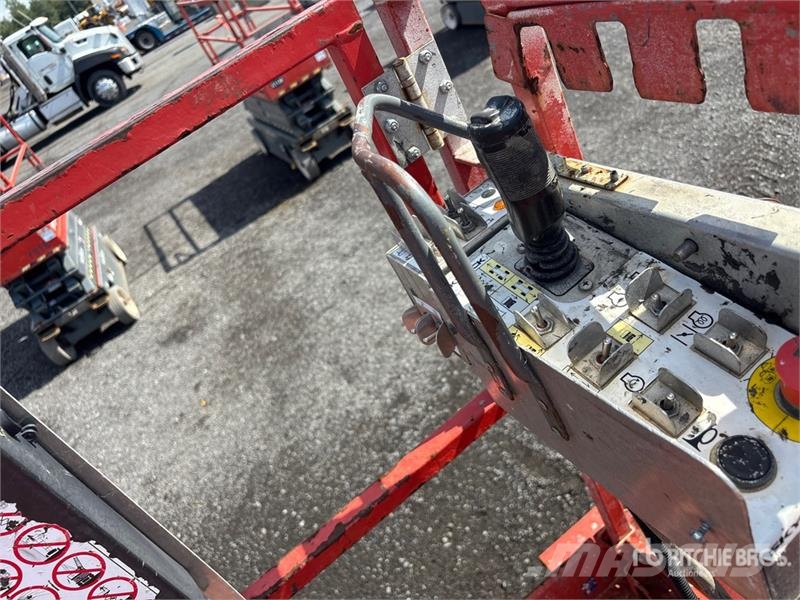 SkyJack SJ6832 RT Saxliftar