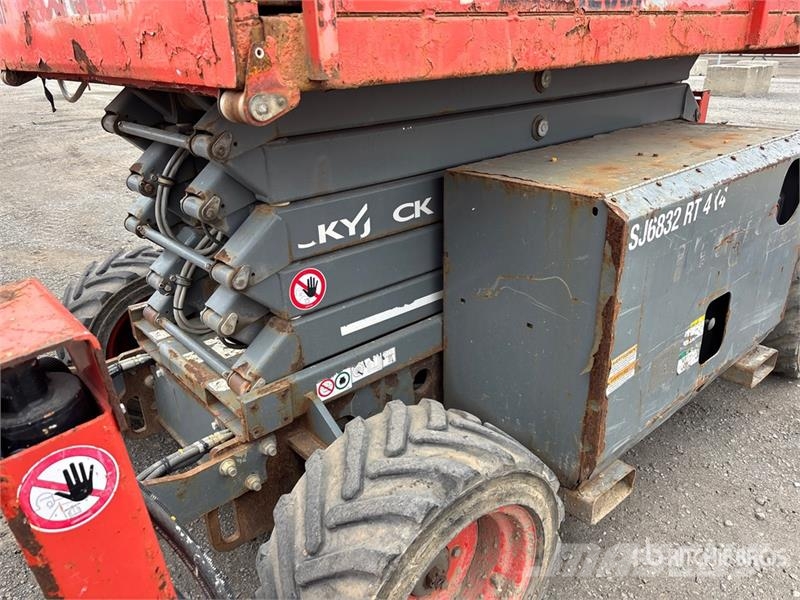 SkyJack SJ6832 RT Šķerveida pacēlāji