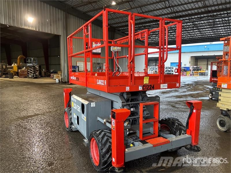 SkyJack SJ6832 RT E/P 4x4 Dual Fuel Scissor Lift Škaraste platforme