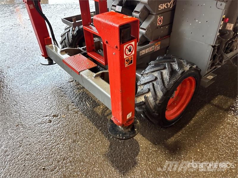 SkyJack SJ6832 RT E/P 4x4 Dual Fuel Scissor Lift Škaraste platforme