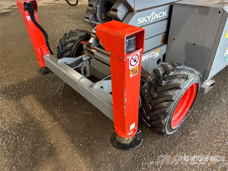 SkyJack SJ6832 RT E/P 4x4 Dual Fuel Scissor Lift Škaraste platforme