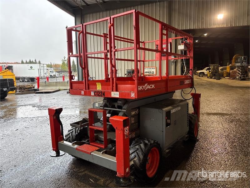 SkyJack SJ6832 RT E/P 4x4 Dual Fuel Scissor Lift Škaraste platforme