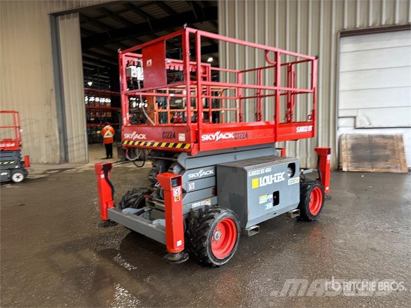 SkyJack SJ6832 RT E/P 4x4 Dual Fuel Scissor Lift Škaraste platforme