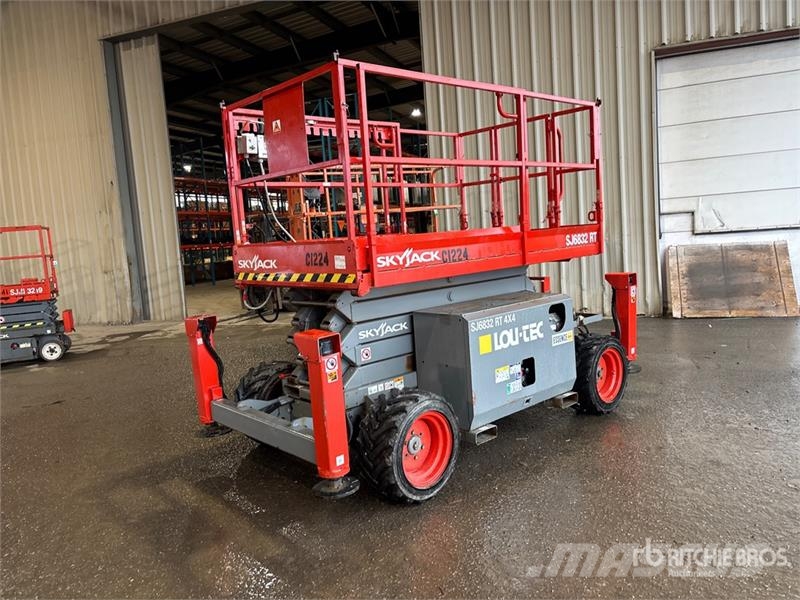 SkyJack SJ6832 RT E/P 4x4 Dual Fuel Scissor Lift Škaraste platforme