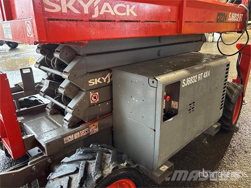 SkyJack SJ6832 RT E/P 4x4 Dual Fuel Scissor Lift Škaraste platforme